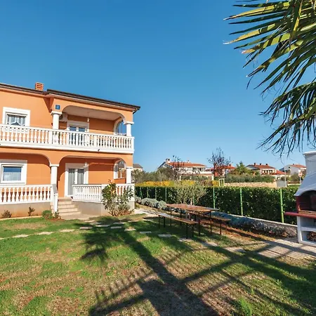 Four-bedroom With Sea View In Lägenhet
