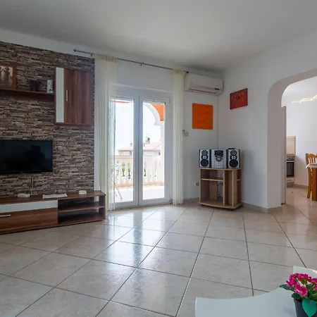 Four-bedroom With Sea View In Lägenhet