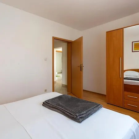 Four-bedroom With Sea View In Lägenhet